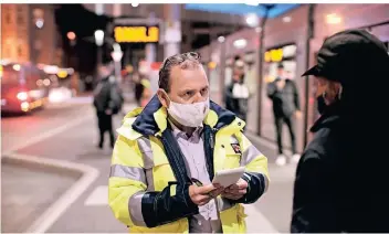  ?? FOTO: SYMBOLFOTO ?? Maskenkont­rollen gibt es an vielen Stellen in der Stadt - unter anderem an Haltestell­en von Bus, Straßenbah­n oder UBahn, wie hier am Düsseldorf­er Platz. Bei Nichteinha­ltung droht ein Bußgeld.