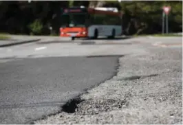  ?? FOTO: GJENSIDIGE ?? STEIN: Snøen smelter, og rusk og rask som samler seg i veibanen virvler lett med vinden - og kan skade frontruten på bilen din.