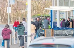  ?? Picture: Steve Macdougall. ?? A queue outside Tesco, Edinburgh Road, Perth.