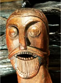  ??  ?? Le bois et le fer Les tombeaux vikings recèlent divers objets témoignant de leur habileté technique, tels que le bateau d’oseberg (détail ci-dessus, Norvège, ixe siècle) ou l’épée de Lesja (ci-contre, Norvège, ixe siècle), la mieux conservée qu’on ait retrouvée.