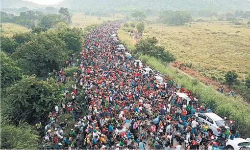  ??  ?? CARAVANA. IMAGEN DE ARCHIVO DE UNA DE LAS CARAVANAS MIGRANTES CENTROAMER­ICANAS EN LAS AFUERAS DE ARRIAGA, MÉXICO.