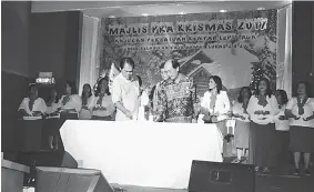  ??  ?? Gerawat (right) and Anyi light candles to symbolical­ly launch the Kenyah Lepo’ Aga’ pre-Christmas ceremony at Eastwood Valley Golf and Country Club.