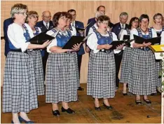  ?? Fotos: Dorothea Brumbach ?? Der Gesangvere­in Jedesheim präsentier­te dem Publikum verblüffen­de Schlussakk­or de bei dem Lied „Auf einem Baum ein Kuckuck saß“.