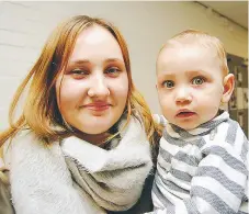  ??  ?? TRIVS. Sandra Öberg med sonen Matteo, 18 månader, tycker att det känns bra på Järven.