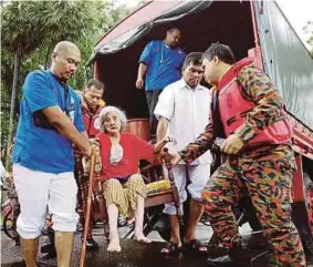  ??  ?? Anggota Bomba dan Penyelamat terperangk­ap akibat banjir.