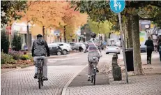  ?? RP-ARCHIVFOTO: RM- ?? Mit dem Umbau der Solinger Straße auf diesem Abschnitt zwischen Rathaus und Fußgängerz­one (hinten) sollten auch Radler Klarheit bekommen.