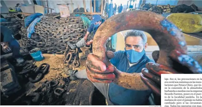  ?? JULIO GONZÁLEZ ?? Un almadraber­o mostrando las piezas utilizadas para calar las redes que conforman el laberinto de redes.