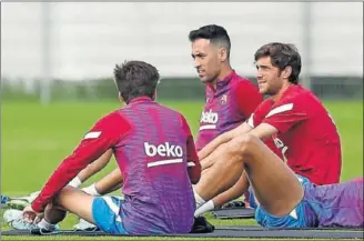  ??  ?? Sergio Busquets y Sergi Roberto, en un entrenamie­nto del Barça.
en breve como las estratégic­as mejoras de contrato de Pedri o Ansu Fati.
Después de Piqué y Jordi Alba, Sergi Roberto y Sergio Busquets serán los últimos en