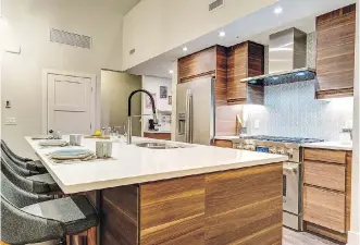  ?? PHOTOS: VERSANT AT STEWART CREEK ?? Versant’s mountain condos feature kitchens with an island.
