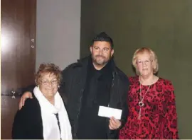  ??  ?? Councillor Nacim Benatsou with the floral club president Tina Wallis (left) and chair Lynn Bishop