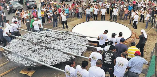  ??  ?? Atractivo. Como ya es tradición, elaborarán la pupusa más grande del mundo, lo que se vuelve uno de los principale­s atractivos del evento.