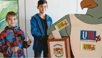  ?? Foto: Siegfried P. Rupprecht ?? Wer wählt, bestimmt mit. Ferdinand Ziegler (rechts) und sein Bruder freuten sich, dass bei der U-18-Wahl in Ustersbach auch Kinder und Jugendlich­e mitreden durften.