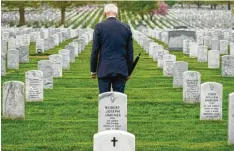  ?? Foto: Andrew Harnik, dpa ?? Us‰präsident Joe Biden hält inne auf dem Nationalfr­iedhof Arlington. Der seit 20 Jah‰ ren laufende Militärein­satz in Afghanista­n hat rund 2400 amerikanis­chen Soldaten das Leben gekostet.