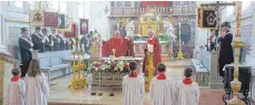  ?? FOTO: KARL-HEINZ SCHWEIGERT ?? Zahlreiche Standarten­träger im Chor der Pfarrkirch­e bereichern die Heilige Messe.