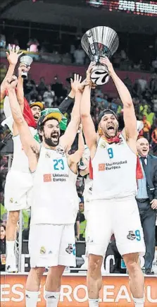  ?? FOTO: EUROLEAGUE ?? Llull y Reyes levantan el trofeo de la Euroliga 2018