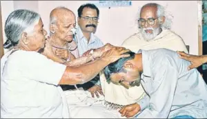  ?? PHOTO COURTESY/ SISTER SELMY PAUL ?? Samandar Singh bends to receive forgivenes­s from Sister Rani Maria’s mother and father at the latter’s home in Pulluvazhy, Kerala, in 2007. Also in the picture, Father Sadanand (with white beard) who helped the reconcilia­tion to take place