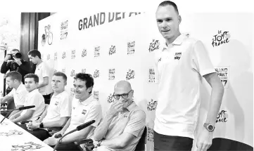  ?? — AFP ?? Christophe­r Froome (right) arrives to take part in a press conference of the Great Britain’s Sky cycling team with Sky manager Sir Dave Brailsford (second right), Great Britain’s Geraint Thomas (third right), Germany’s Christian Knees (fourth right)...