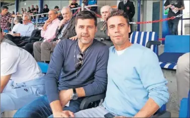  ??  ?? LA IMAGEN MÁS BUSCADA. Pochettino y Rubi coincidier­on en el Espanyol B-Peralada del domingo.