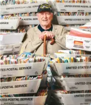  ??  ?? 96歲的二戰老兵薛曼­收到逾5萬生日卡和祝­賀信件，裝在多個郵局專用箱子­內高高疊起。(美聯社)