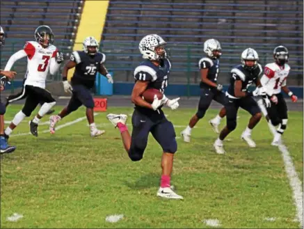  ?? RANDY MEYERS — THE MORNING JOURNAL ?? Daylin Dower of Lorain breaks into the open for a touchdown run during the first quarter against Clarkson Academy.