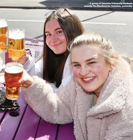  ?? Gayle Marsh ?? > A group of Swansea University students outside The Westbourne, Swansea, yesterday