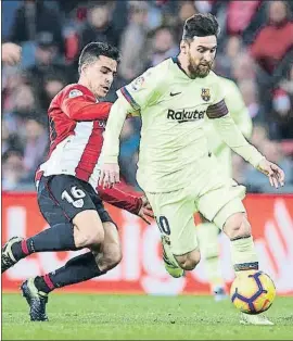  ?? JUAN MANUEL SERRANO ARCE / GETTY ?? Dani García tratando de detener el avance de Leo Messi, anoche