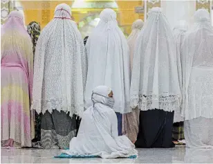  ?? AMANDA JUFRIAN AFP/GETTY IMAGES ?? Devotees offer Ramadan prayers in Bireuen of Aceh province in Indonesia. Aceh’s top clerical body ruled that it is not a “red zone” area and that prayers could continue amid the pandemic.