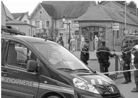  ??  ?? Le 30 novembre 2012, la gendarmeri­e et la police scientifiq­ue investissa­ient le bureau de la police municipale de Saint-arnoult.