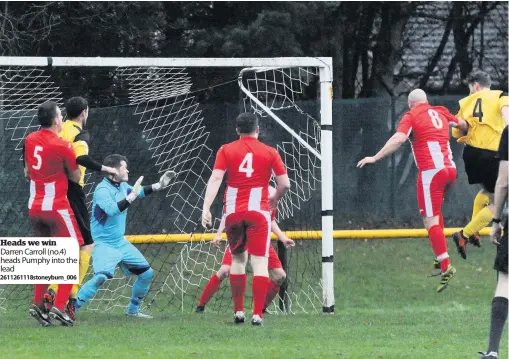  ?? 2611261118­stoneyburn_006 ?? Heads we win Darren Carroll (no.4) heads Pumphy into the lead