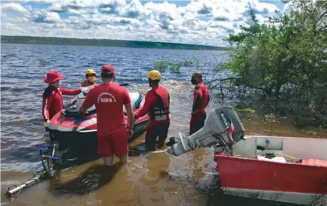  ?? CORPO DE BOMBEIROS / DIVULGAÇÃO ?? Bombeiros utilizaram lanchas, motos aquáticas e canoas na operação de resgate dos corpos nas águas do Rio Paraguaçu