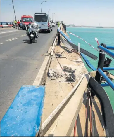  ?? JESÚS MARÍN ?? Daños en el puente tras un accidente de tráfico.