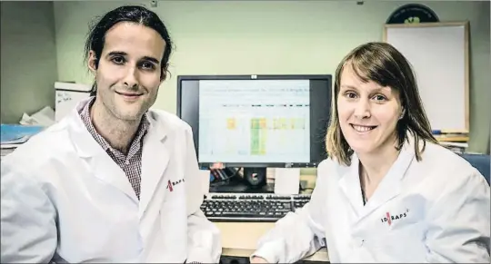  ?? LLIBERT TEIXIDÓ ?? Iñaki Martín-Subero y Renée Beekan muestran un fragmento del mapa molecular de la leucemia linfática que han hecho público