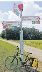  ?? FOTO: MARTIN MÖNIKES ?? Knotenpunk­te an wichtigen Wegkreuzun­gen weisen die Richtung für Radfahrer.