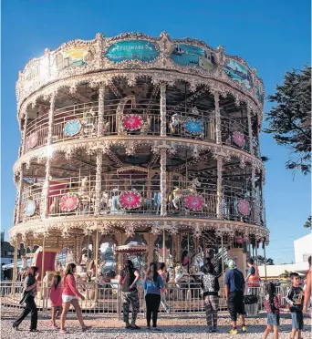  ?? TÉLAM ?? El Carrusel “Titán Deluxe” despierta la admiración de chicos y los grandes en Mar del Plata.