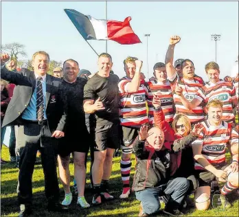  ?? WPTC220518­SP16 ?? CHAMPIONS: Keiran Hurrell (centre) celebrates with his rugby players and team management after coaching Enniscorth­y RFC to a third Bank of Ireland Provincial Towns Cup title in seven years.