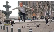  ?? FOTO: STEPHAN EPPINGER ?? Der Freerunner Andi Wöhle zeigt in dieser Woche vor dem Kölner Dom einen seiner Sprünge.