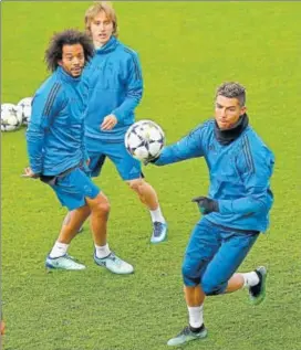  ?? AP ?? Real Madrid's Cristiano Ronaldo with teammates during a training session in Madrid on Monday.