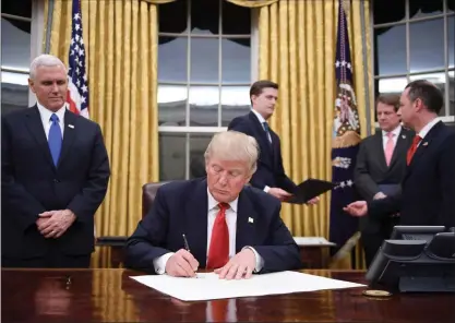  ?? FOTO: LEHTIKUVA/JIM WATSON ?? Donald Trump skred direkt till verket och underteckn­ade sina första beslut i Vita huset bara några timmar efter att han blivit president.