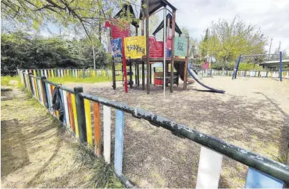  ?? SANTI GARCÍA. ?? Parque infantil en mal estado Vallado roto del parque de juegos para niños en el Rivillas de Badajoz. ▷