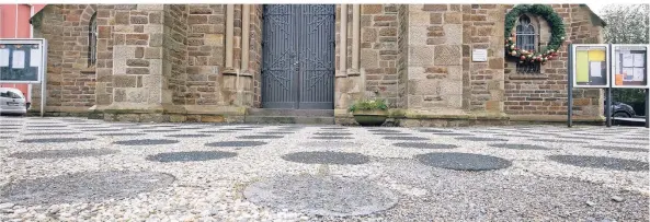  ?? RP-FOTO: ACHIM BLAZY ?? Der Zugang zur Pfarrkirch­e St. Suitbertus über den Vorplatz an der Hauptstraß­e ist baufällig. das wird sich in Kürze ändern.