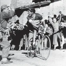  ?? Ansa ?? Nazione su due ruote Nella foto Gino Bartali (1914-2000) in una gara del 1952