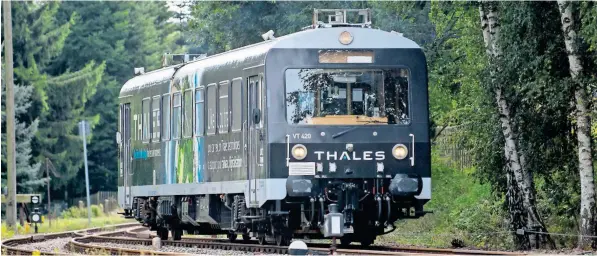  ?? FOTO: HENDRIK SCHMIDT/DPA ?? Thales-triebwagen gestern auf einer Testfahrt im Bahnhof Schlettau unterwegs.