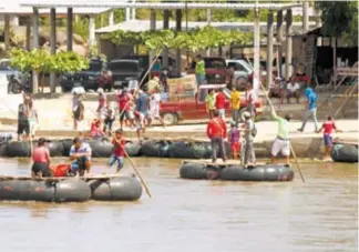  ?? ?? Migrantes continúan llegando a nuestro país a través del Río Suchiate