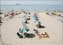  ?? PABLO BLÁZQUEZ DOMÍNGUEZ / GETTY ?? Turistes a la platja de Benidorm