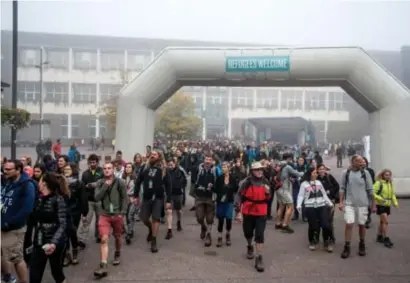  ??  ?? Duizend deelnemers stonden aan de start van de tweede editie van de Refugee Walk op het Stadsplein.