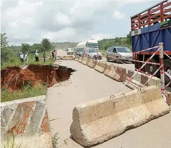  ??  ?? The Ugwuonyeam­a gully erosion site on Enugu end of the Enugu-onitsha highway