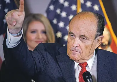  ?? [ Reuters ] ?? Eine Pressekonf­erenz, die zum PR-Desaster geriet: Rudy Giuliani kommt bei der Verteidigu­ng Donald Trumps ins Schwitzen.