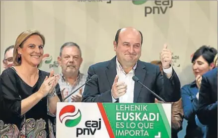  ?? LUIS TEJIDO / EFE ?? Andoni Ortuzar, presidente del Partido Nacionalis­ta Vasco, durante la noche electoral del 20-D