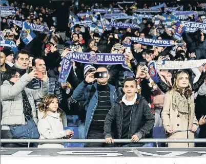  ?? ÀLEX GARCIA ?? Los seguidores del Espanyol se vuelcan con los de Abelardo en busca de un buen resultado