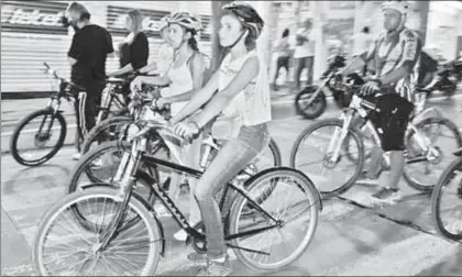  ??  ?? En Tuxtla Gutiérrez, Chiapas, un centenar de ciclistas realizó una rodada en protesta por la creciente insegurida­d y para exigir que se esclarezca el caso de los dos europeos asesinados a finales del mes pasado ■ Foto Óscar León